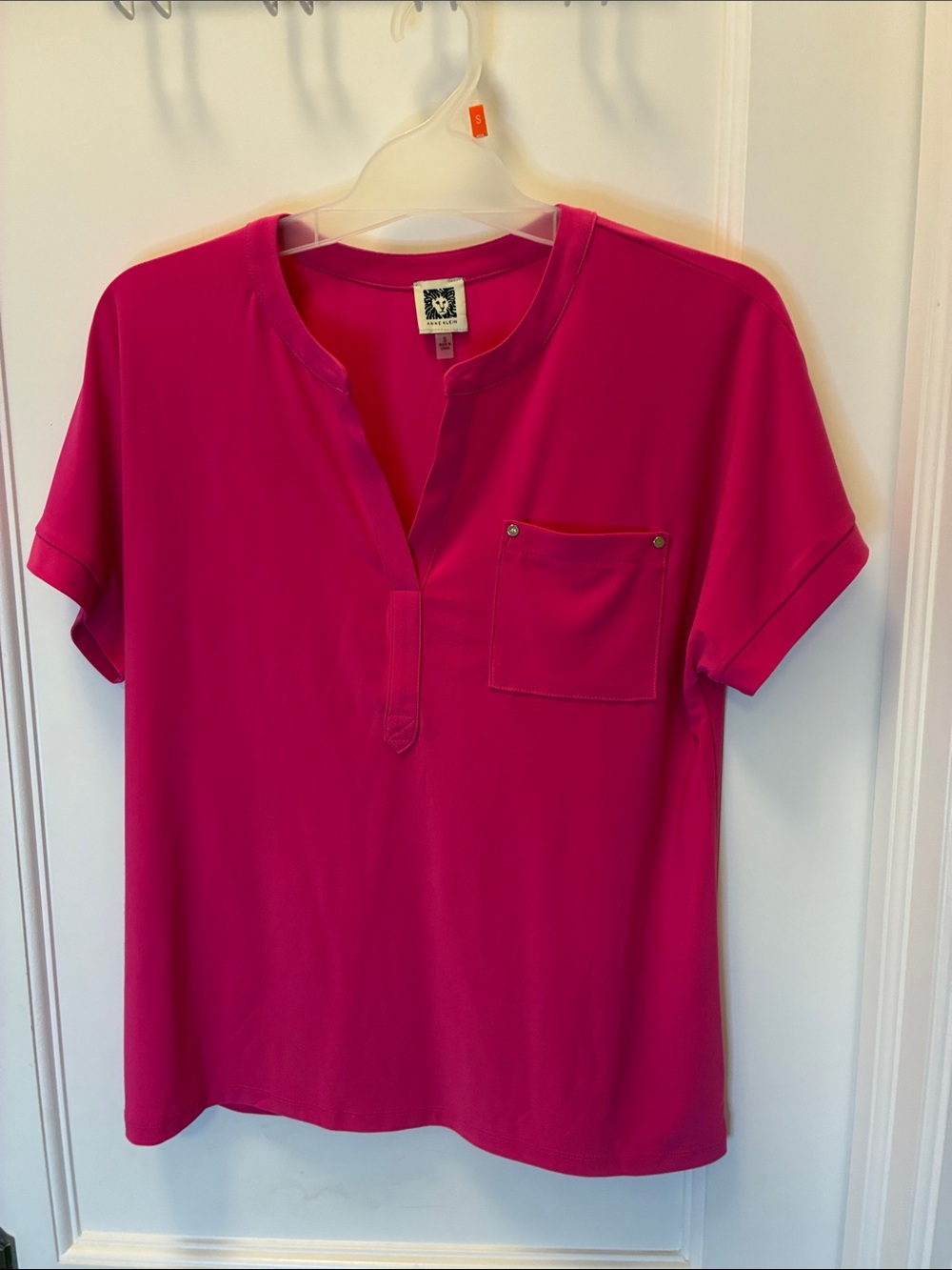Anne Klein Bright Fuchsia Short Sleeve Pocket Top⭐️
